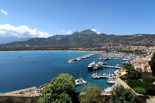Alquilar una villa de lujo en Calvi